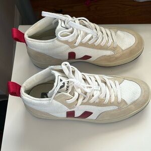 Gently worn Veja high tops size 7. The right shoe laces has some discoloring.